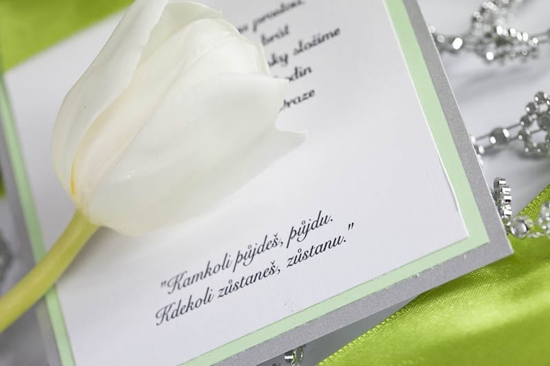 Jednoduché svatební oznámení s perličkami a stuhou