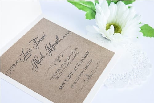 Přírodní svatební oznámení s krajkou a perličkou na kraftovém papíře