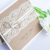 Přírodní svatební oznámení s kraftovým papírem s luxusní krajkou a perličkou