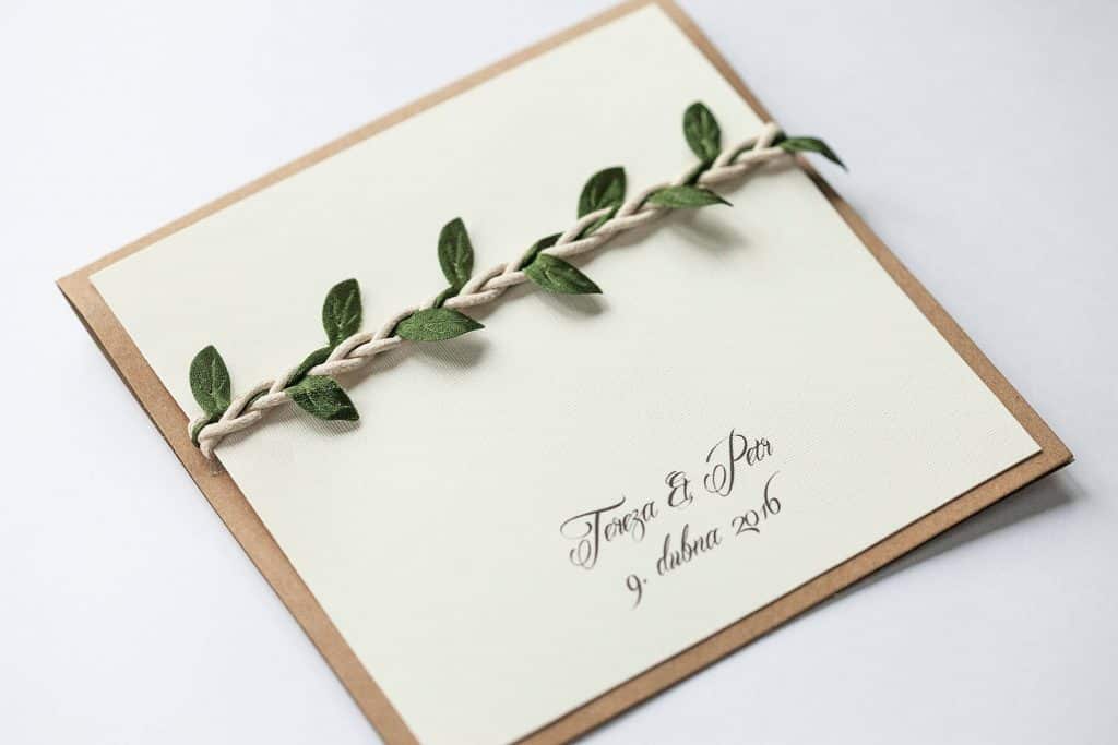 Otevírací čtvercové svatební oznámení v přírodním stylu zdobené lístečky