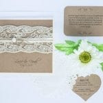 Přírodní svatební oznámení s krajkou a perličkou na kraftovém papíře , kartička jak si říci o dary, pozvánka ke svatebnímu stolu