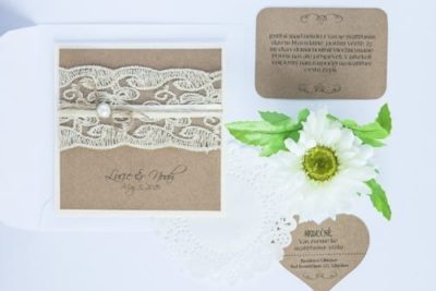 Přírodní svatební oznámení s krajkou a perličkou na kraftovém papíře , kartička jak si říci o dary, pozvánka ke svatebnímu stolu