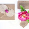 Přírodní svatební oznámení s listy a látkovými růžičkami, pozvánka ke svatebnímu stolu, kartička s žádostí o dary