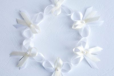 Levné tradiční svatební vývazky s perličkou, bílá a smetanová kombinace