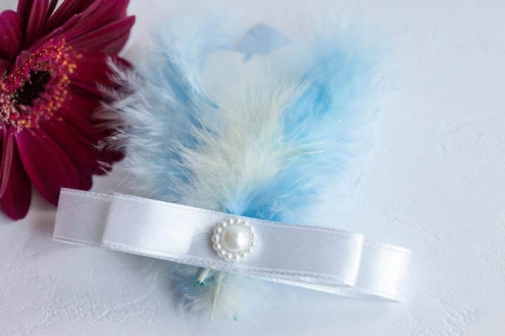 Luxusní svatební vývazek s peříčky, stužkou a perličkou v modré barvě