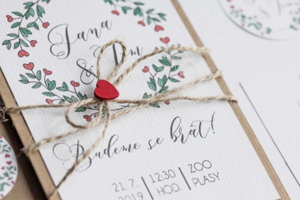 Přírodní svatební oznámení s červenými srdíčky detail