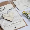 Rustikální svatební oznámení převázané krajkou s dřevěným srdcem