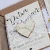 Přírodní svatební oznámení převázané krajkou s dřevěným srdcem