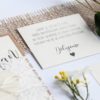 Přírodní romantické svatební oznámení převázané krajkou s dřevěným srdcem kartička dary