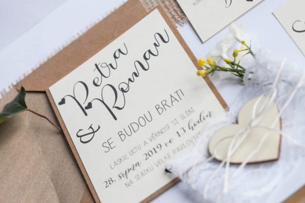 Přírodní romantické svatební oznámení převázané krajkou s dřevěným srdcem