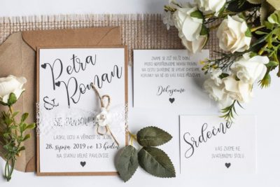 Rustikální svatební oznámení s krajkou a papírovou kytičkou sada