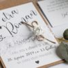 Rustikální romantické svatební oznámení převázané krajkou s papírovou kytičkou
