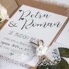 Přírodní svatební oznámení s krajkou a papírovou kytičkou na kraftovém papíře
