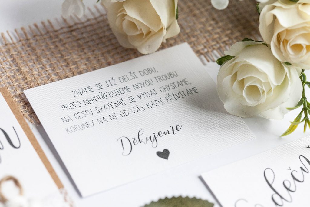 Rustikální svatební oznámení s krajkou a papírovou kytičkou kartička dary