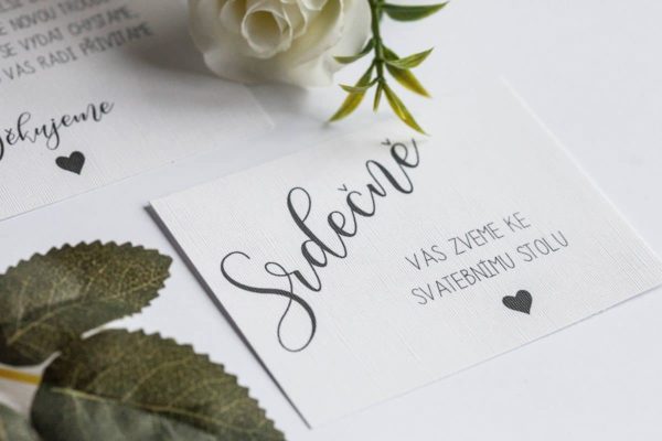 Rustikální svatební oznámení s krajkou a papírovou kytičkou pozvánka ke svatebnímu stolu