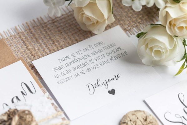 Rustikální svatební oznámení s krajkou a srdcem z kůry kartička dary