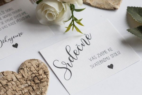 Rustikální svatební oznámení s krajkou a srdcem z kůry pozvánka ke svatebnímu stolu
