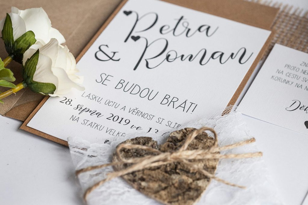 Rustikální svatební oznámení s krajkou a srdcem z kůry na kraftovém papíře