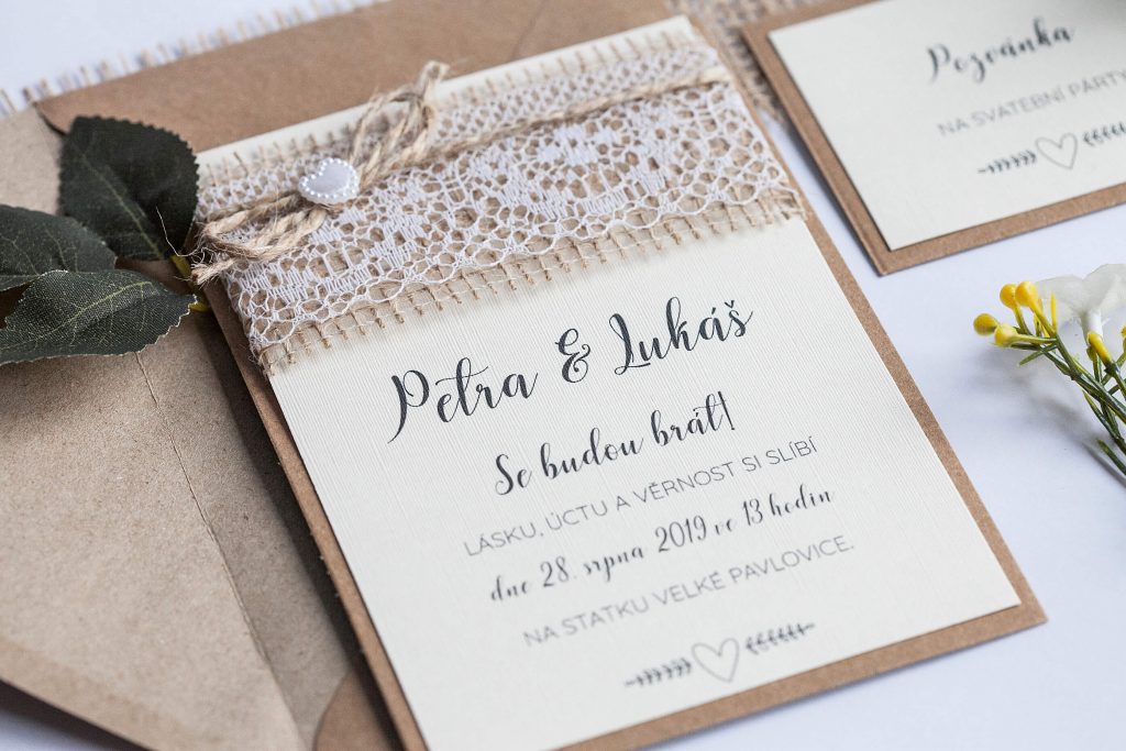 Rustikální svatební oznámení s jutou a a krajkou a perleťovým srdíčkem na kraftovém papíře
