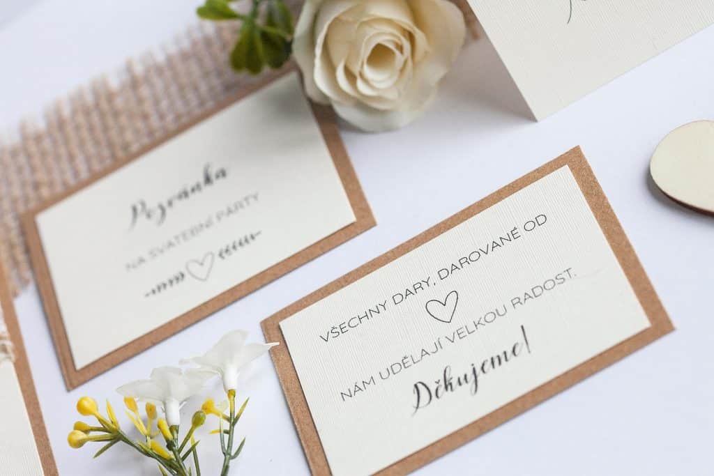 Rustikální svatební oznámení s jutou a a krajkou a perleťovým srdíčkem kartička dary