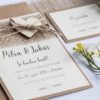 Rustikální svatební oznámení s jutou a dřevěným srdíčkem na kraftovém papíře