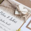 Rustikální svatební oznámení s jutou a dřevěným srdíčkem