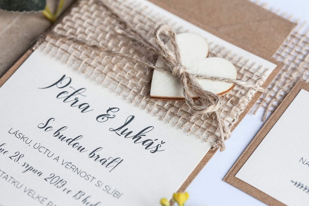 Rustikální svatební oznámení s jutou a dřevěným srdíčkem