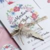 Boho svatební oznámení s květinovým věncem, pozvánka ke svatebnímu stolu