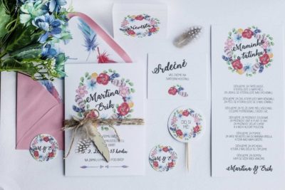 Sada boho svatebních tiskovin - svatební oznámení s květinovým věncem a peříčkem, pozvánka ke stolu, jmenovka, zápich, poděkování rodičům
