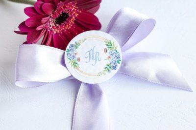 Svatební vývazek se stuhou a ozdobným kolečkem s iniciály lila